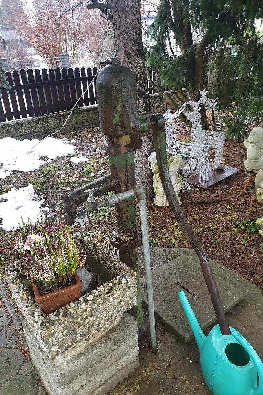 Handpumpenbrunnen-vor-Sanierung
